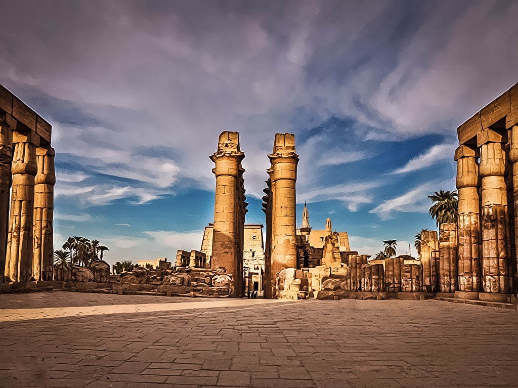Miasto Luksor z bramą do wycieczek po Egipcie