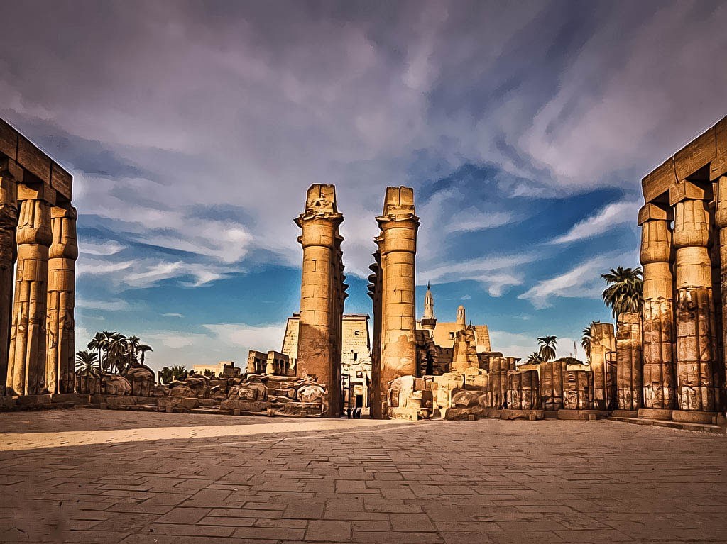 La ville de Louxor avec la porte des visites en Ã‰gypte