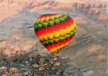 MontgolfiÃ¨re au-dessus de Louxor