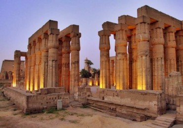Pokaz dźwięku i światła w świątyni Karnak w Luksorze